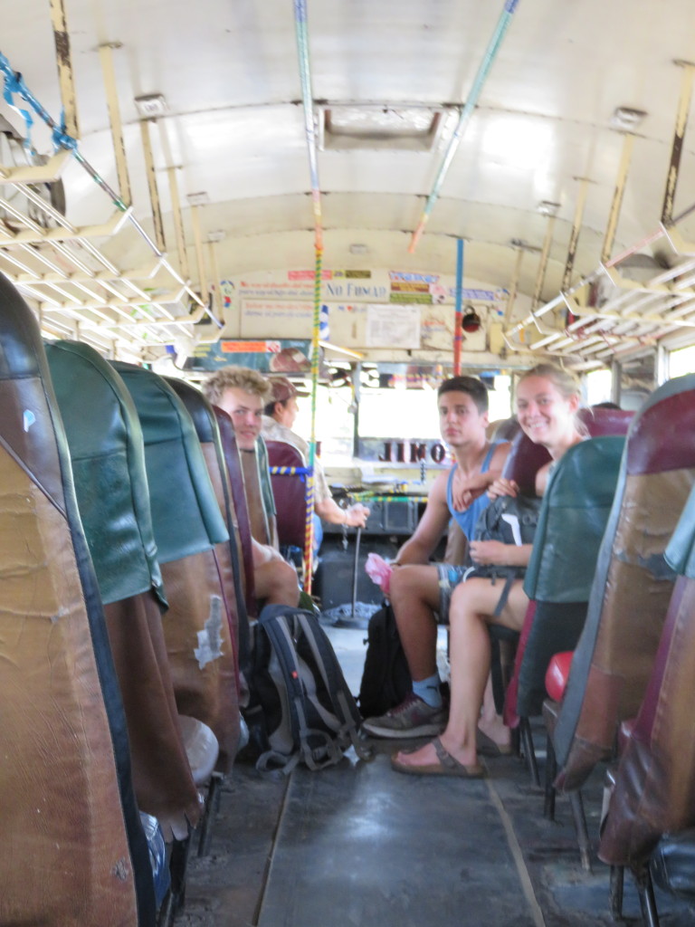 alte amerikanische Schulbusse werden als öffentliche Verkehrsmittel genutzt